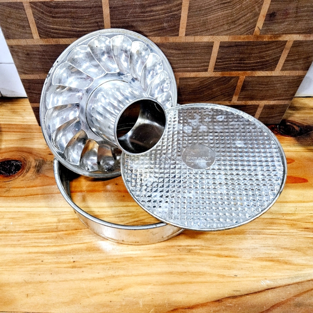 Vintage 22 cm- 8 1/2" Bundt Cake Pan 3 Pieces Made In Germany